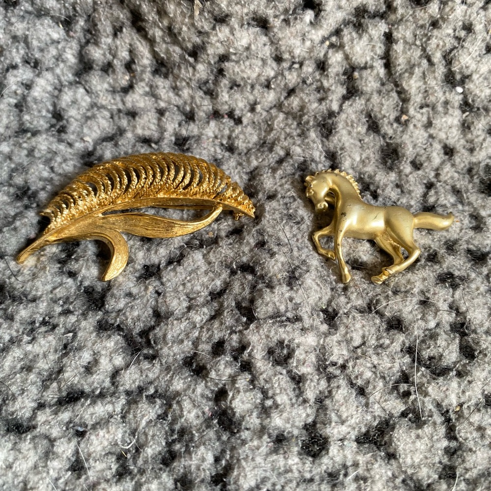 Gold Horse and Feather Brooch Set
